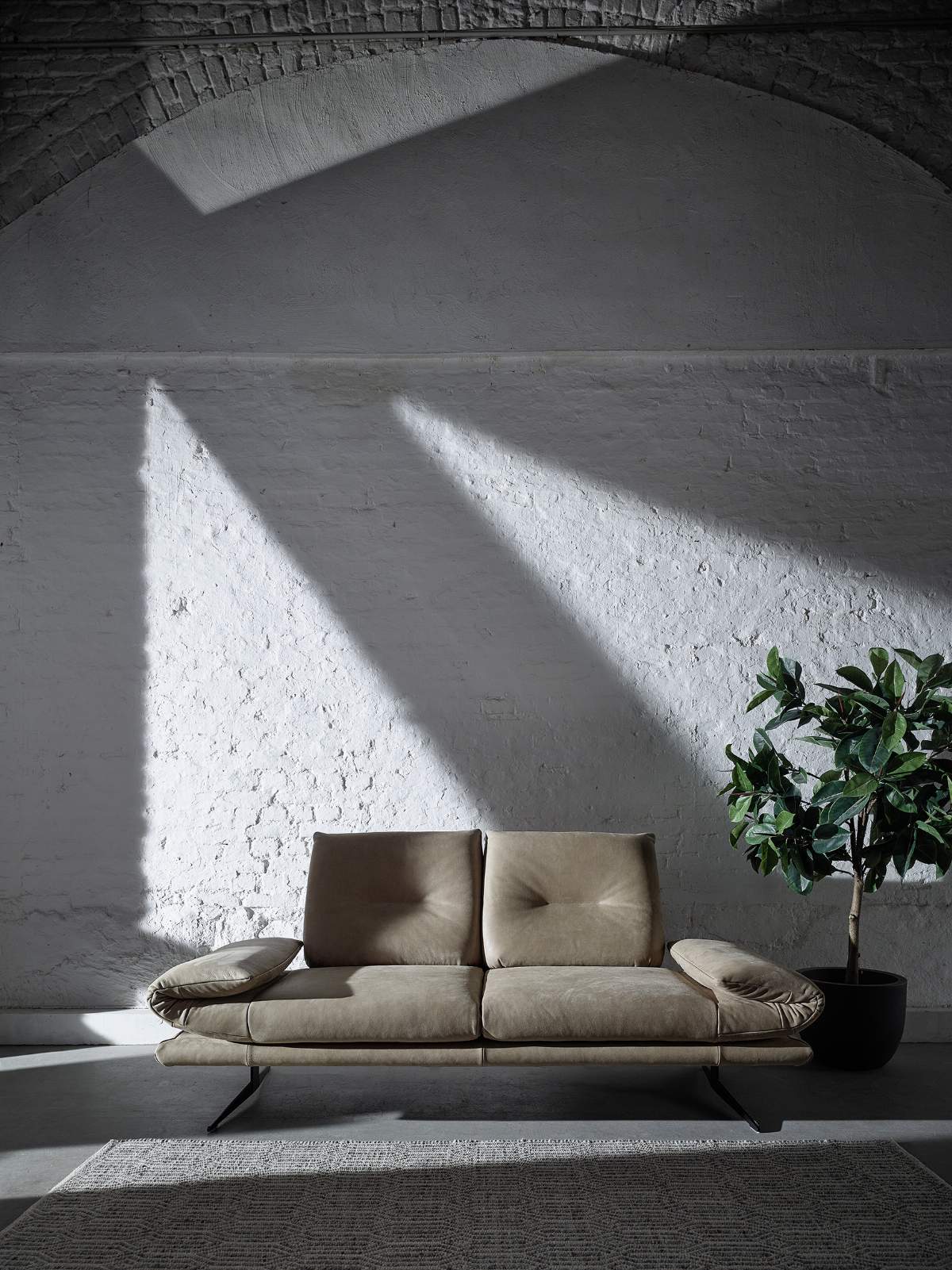 Sofa Lucero - 2,5-Sitzer inkl. Drehsitze und Armlehne/Rückenlehne und Sitztiefe verstellbar, Leder, Taupe