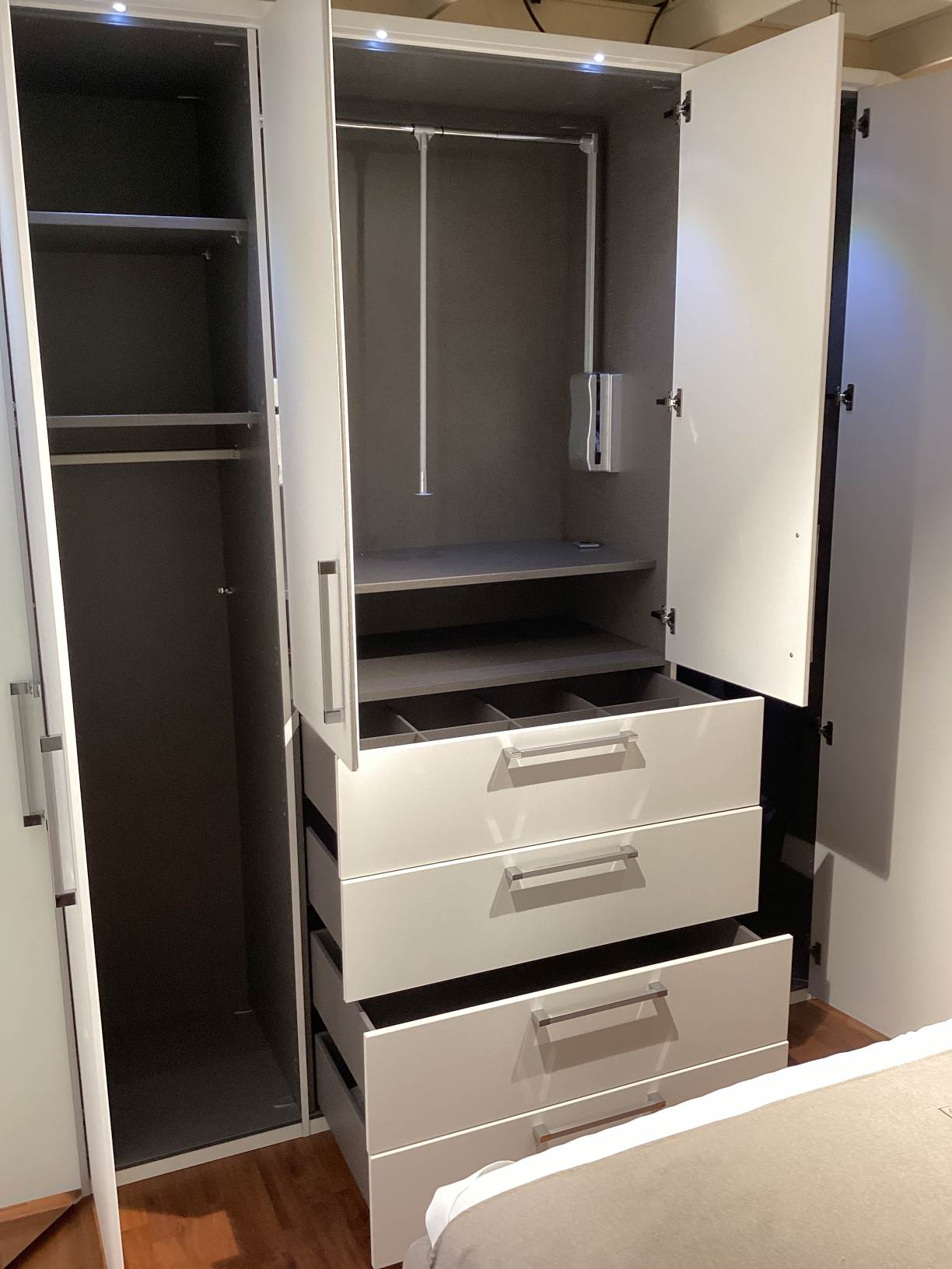 Systemkleiderschrank Global Libro 700