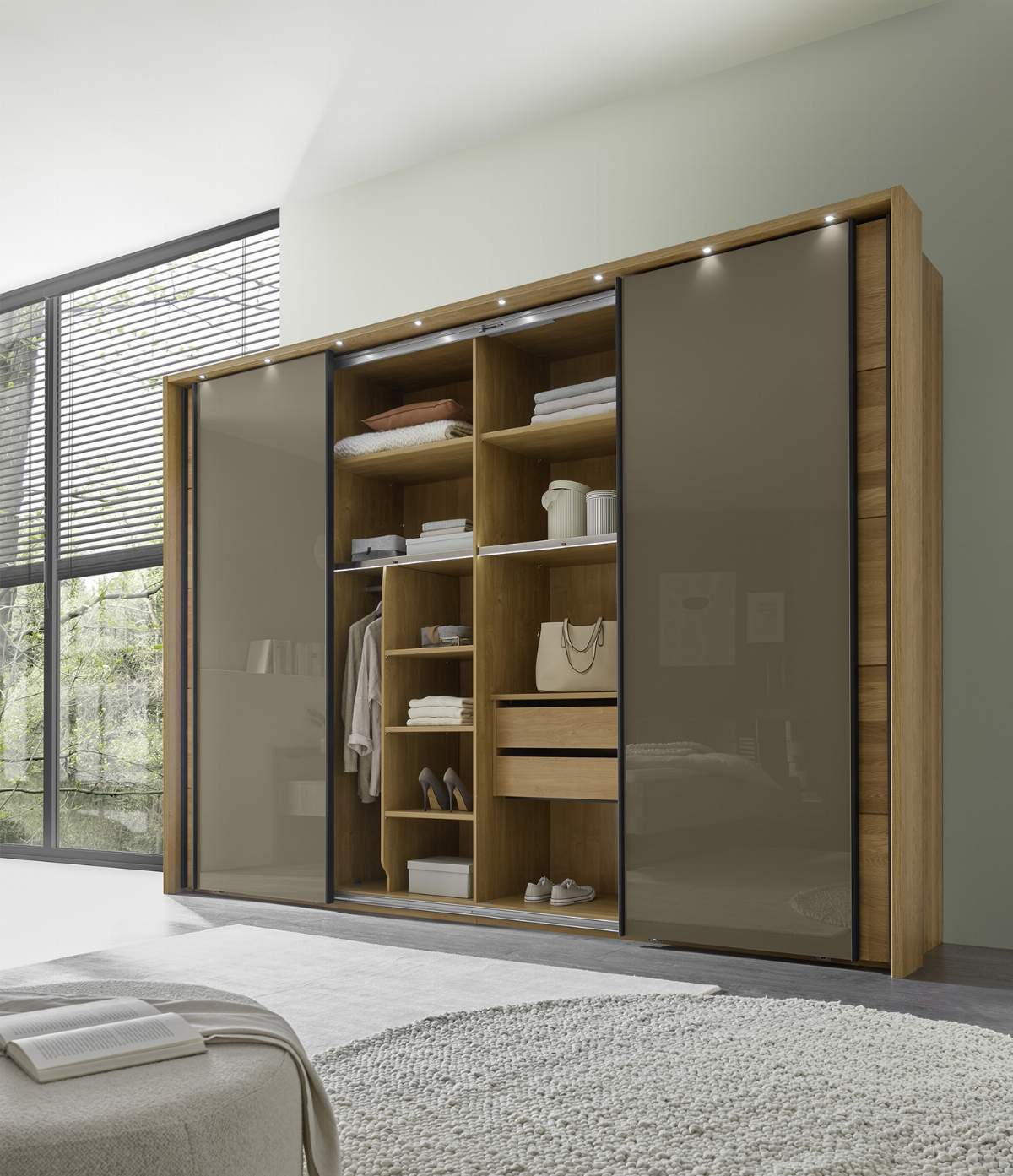 Schwebetürenschrank Lenoso - B. ca. 340 cm, Eiche massiv, Glas, Graubraun