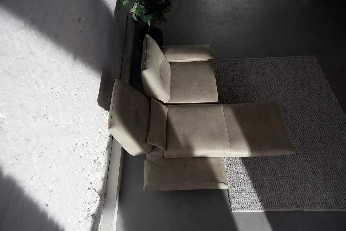 Sofa Lucero - 2,5-Sitzer inkl. Drehsitze und Armlehne/Rückenlehne und Sitztiefe verstellbar, Leder, Taupe