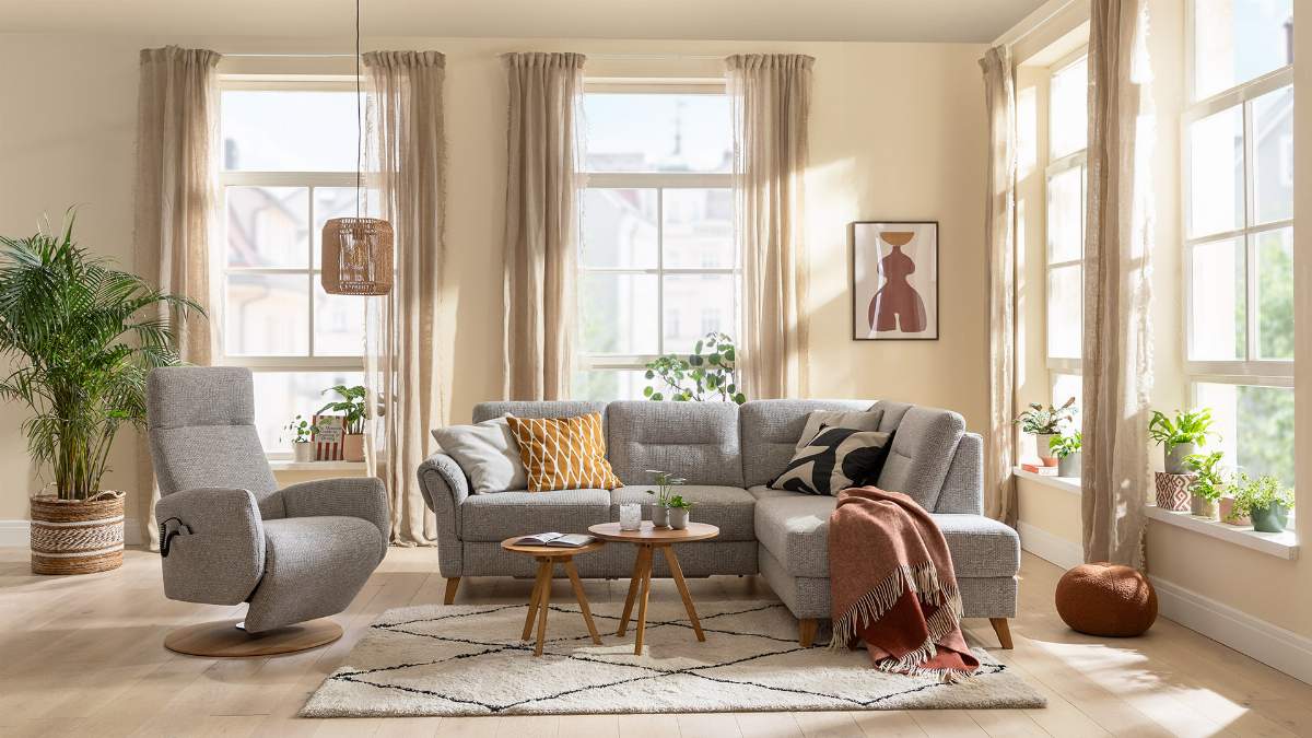 Ecksofa Almyra - 2,5-Sitzer mit Ottomane rechts, inkl. Schlaffunktion und Bettkasten, Stoff, Silbergrau