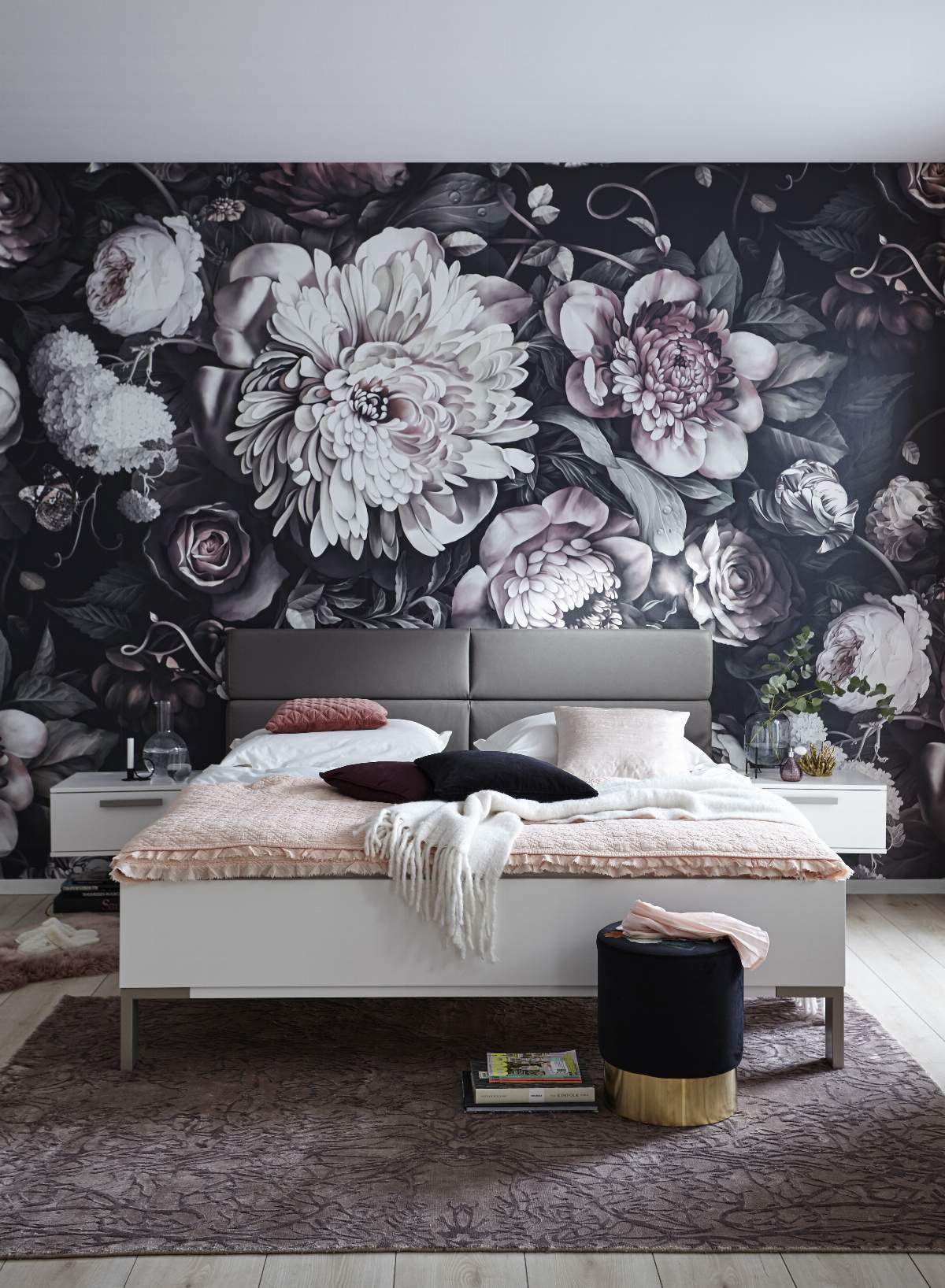 Bett Viana - Liegefläche ca. 200x200 cm, Holzwerkstoff Weiß, Kunstleder Anthrazit