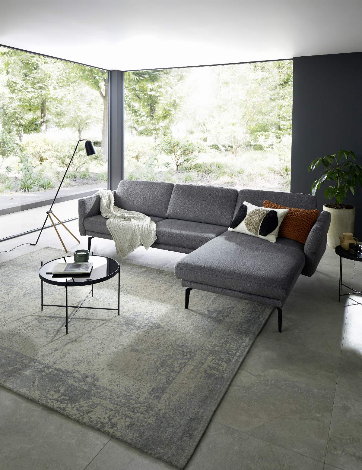 Ecksofa Estrela - 2,5-Sitzer mit Longchair rechts inkl. Rücken-/Armlehnen- und Sitztiefenverstellung, Stoff, Grau