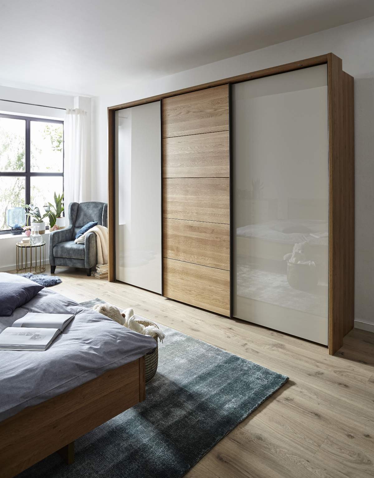 Schwebetürenschrank Lenoso -  B. ca. 260 cm, Eiche massiv, Glas, Champagner